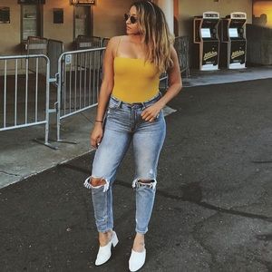 American Eagle Size 6 Women’s Mom Jean Distressed High Rise